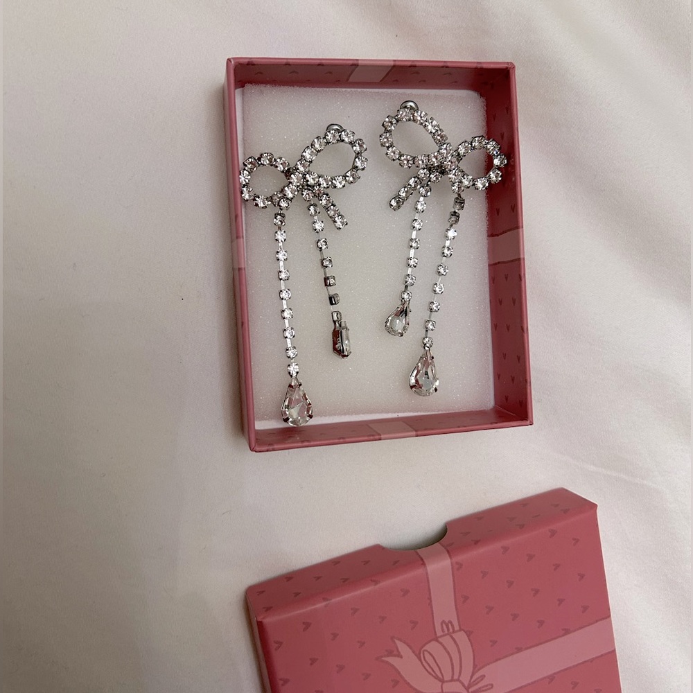 sparkly bow earring - see description